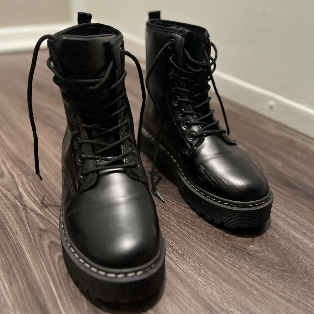 BLACK BOOTS
